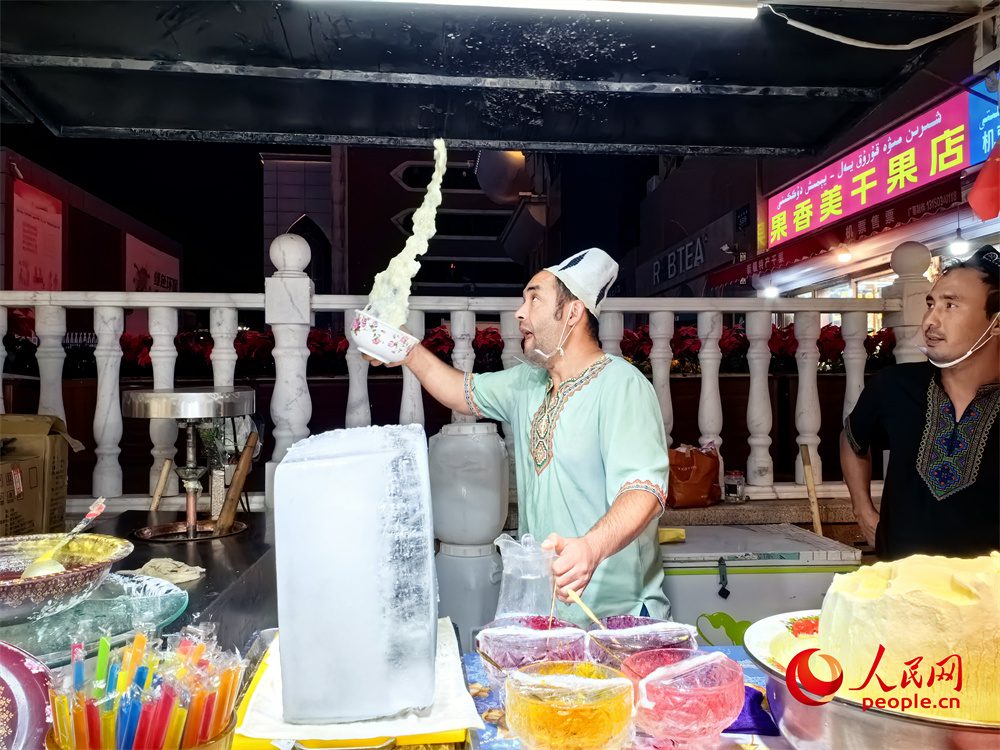 A glimpse of vibrant nightlife at international grand bazaar in NW China's Xinjiang-2