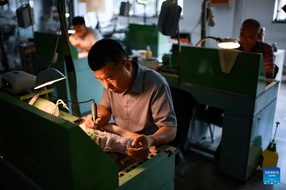 Pic story: inheritor of jade carving art in Beijing-4