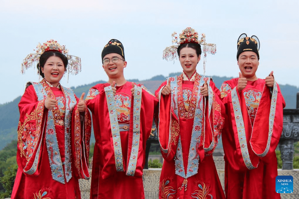 Ten couples participate in group wedding in Shiyan, China's Hubei-1