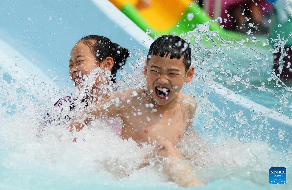 People enjoy 3-day holiday of Dragon Boat Festival across China-2