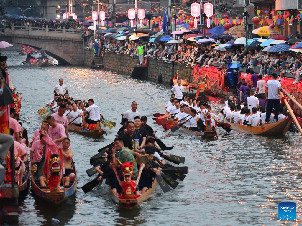 Nighttime dragon boat race held to celebrate Dragon Boat Festival in China's Fujian-4