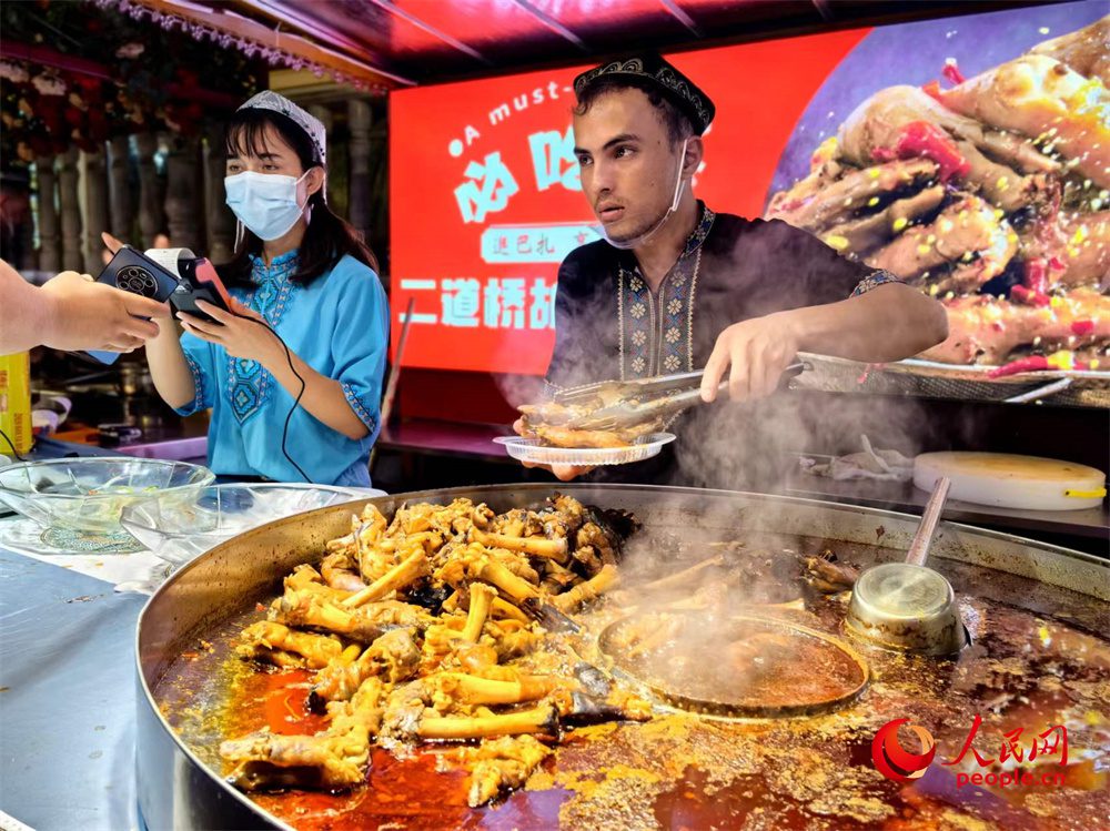 A glimpse of vibrant nightlife at international grand bazaar in NW China's Xinjiang-4