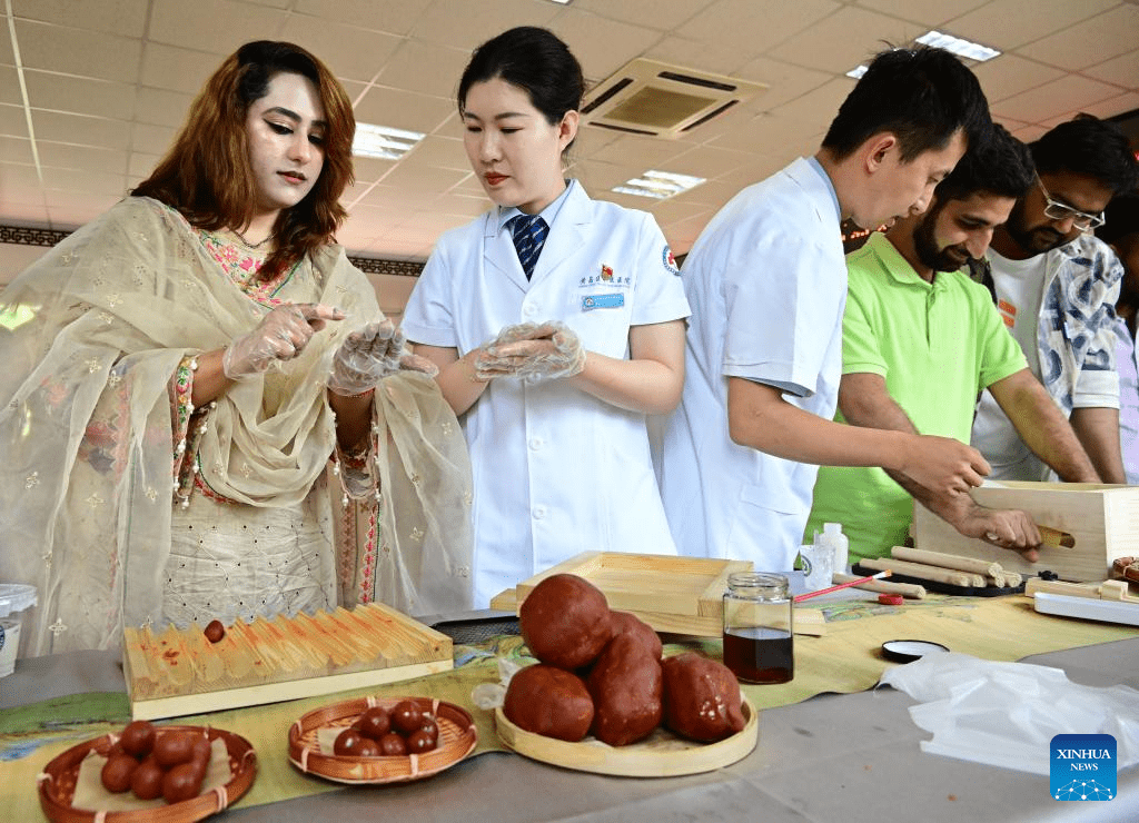 Int'l students experience charm of TCM culture in China's Qingdao-3