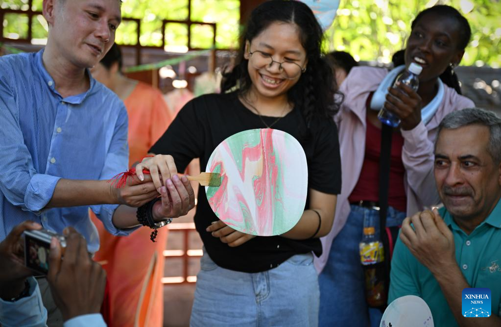 Foreigners learn to make traditional Chinese lacquer fans in Haikou-4