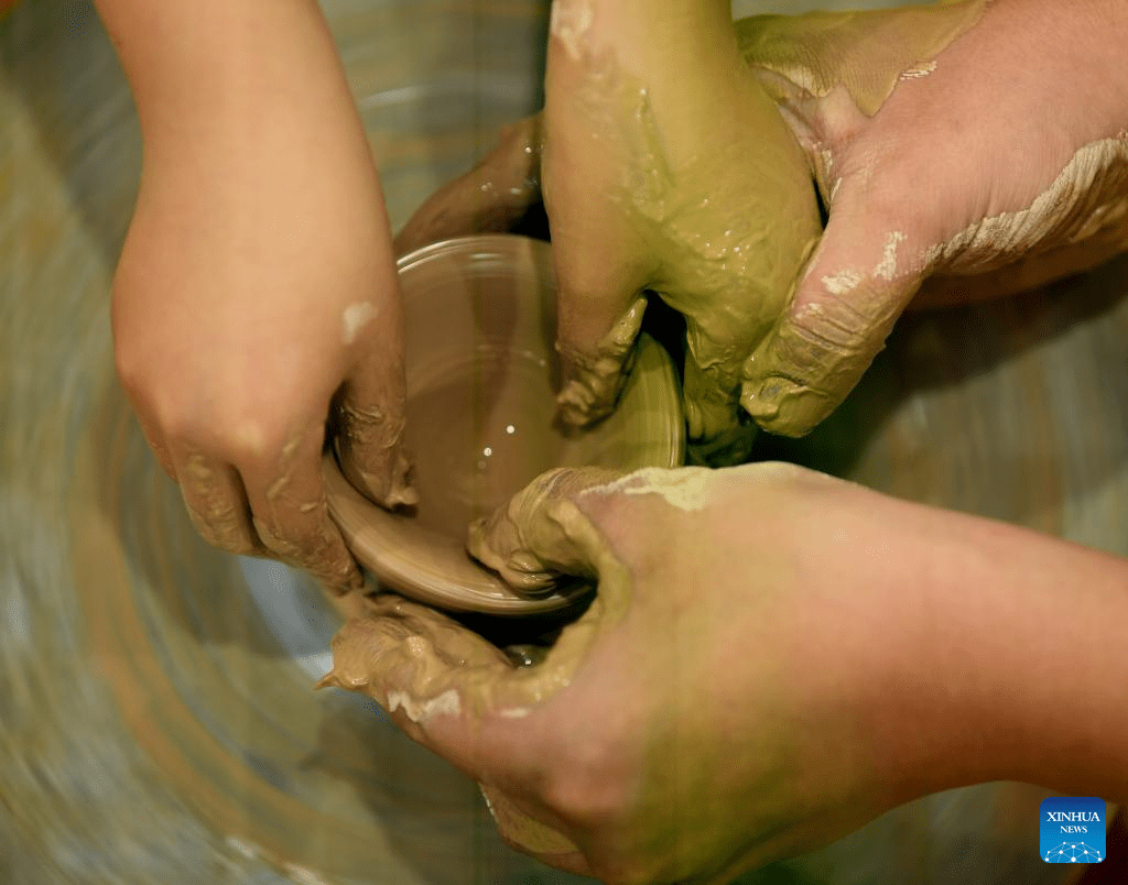 Young porcelain artisan revives celadon ware in ancient Shabu Kiln style-10