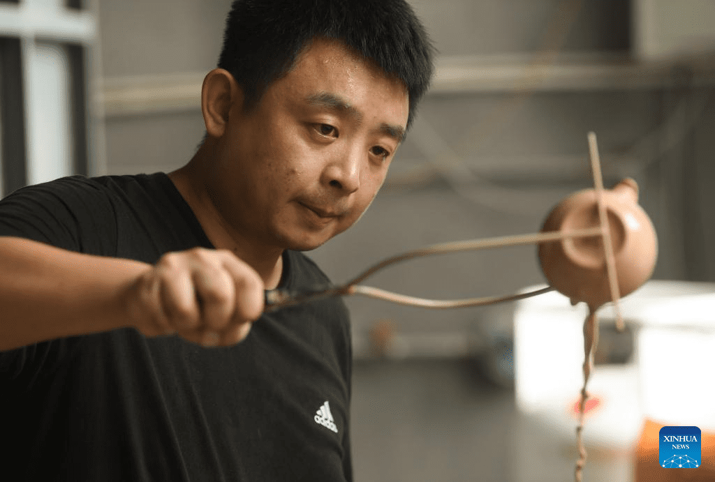 Young porcelain artisan revives celadon ware in ancient Shabu Kiln style-3