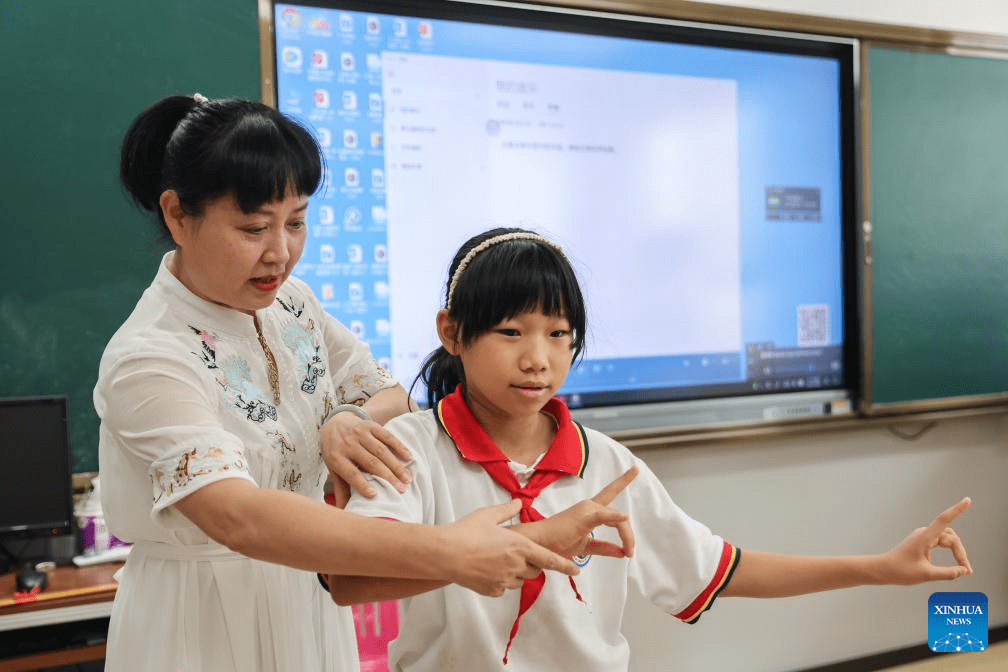 Activities held for students to inherit, develop Qiong Opera in China's Hainan-4