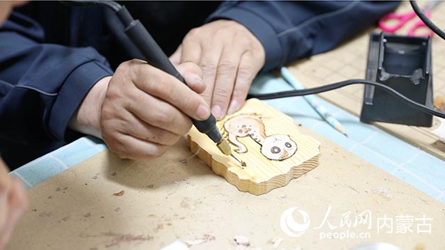 Artist breathes new life into traditional deadwood art in N China's Inner Mongolia-4