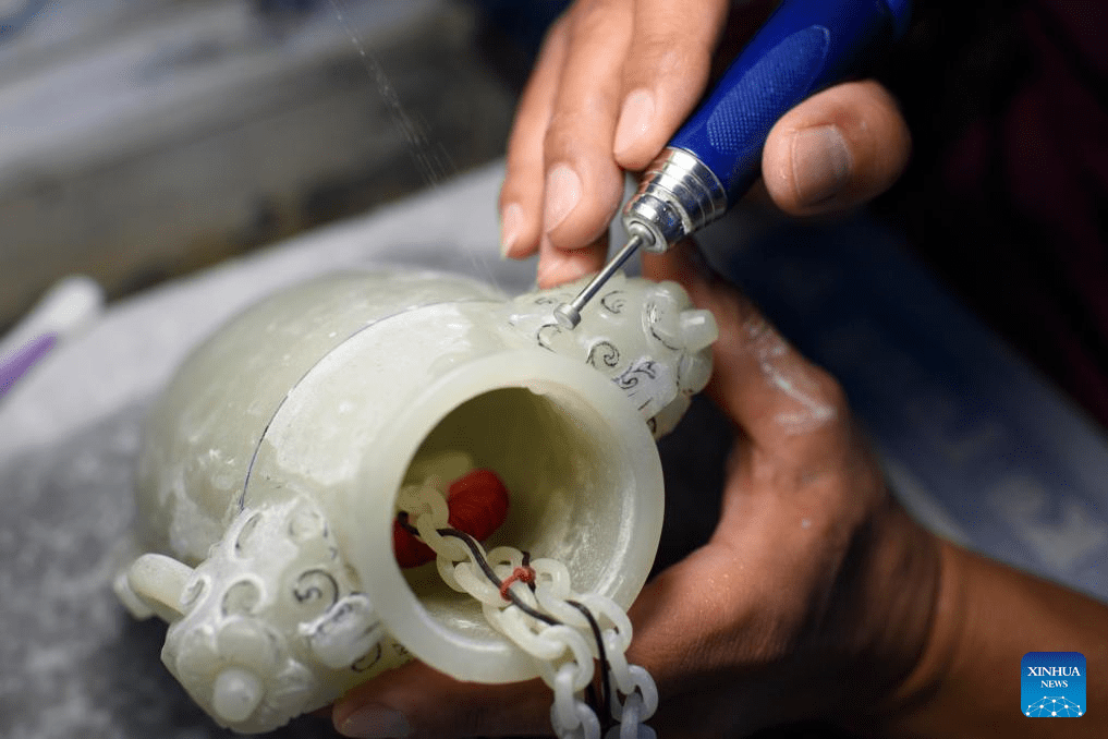 Pic story: inheritor of jade carving art in Beijing-2