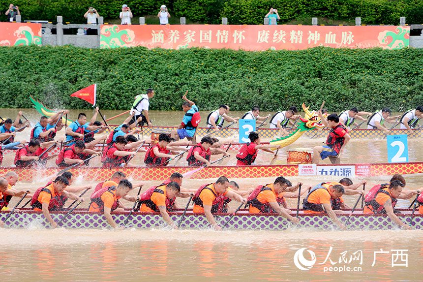 Dragon boat race held in Yulin, S China's Guangxi to mark Duanwu Festival-1