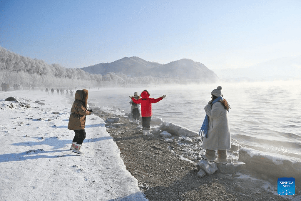 People enjoy rime scenery along Songhua River in NE China's Jilin-2