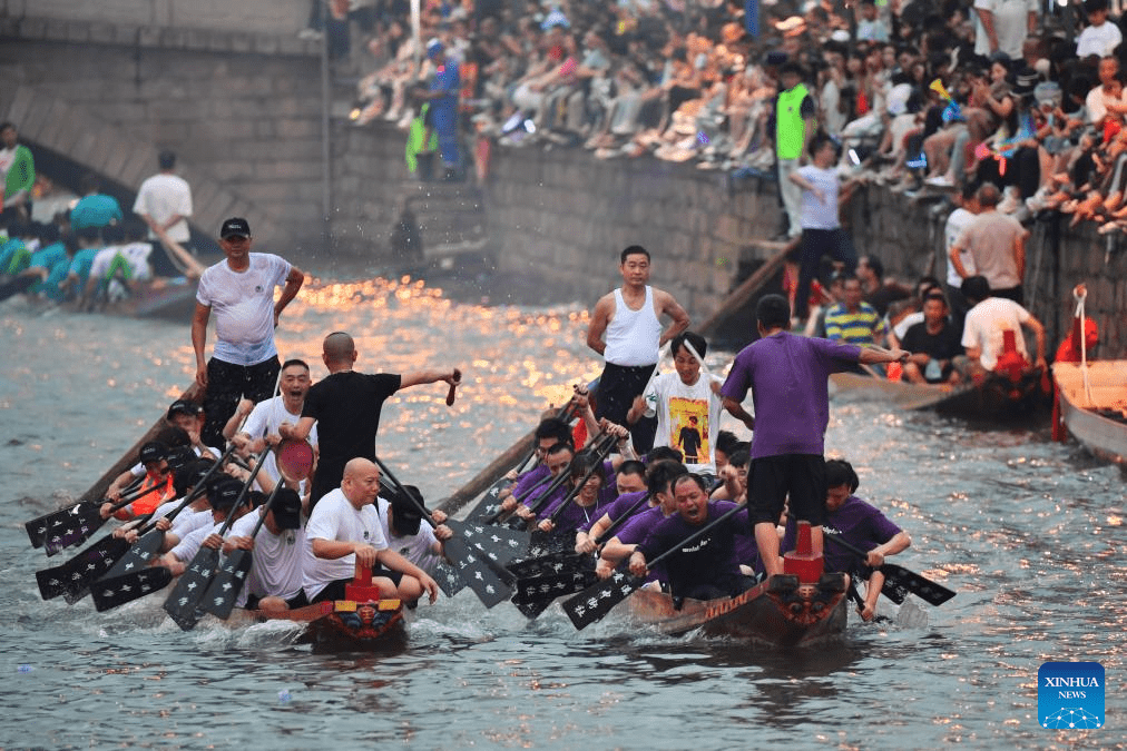 Nighttime dragon boat race held to celebrate Dragon Boat Festival in China's Fujian-14