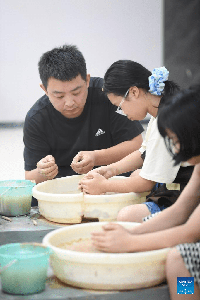 Young porcelain artisan revives celadon ware in ancient Shabu Kiln style-4