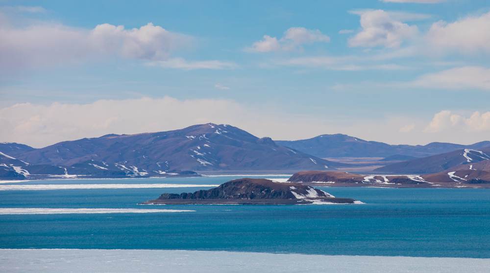 A glimpse of unique beauty of melting Lhanag-tso Lake in SW China's Xizang-1