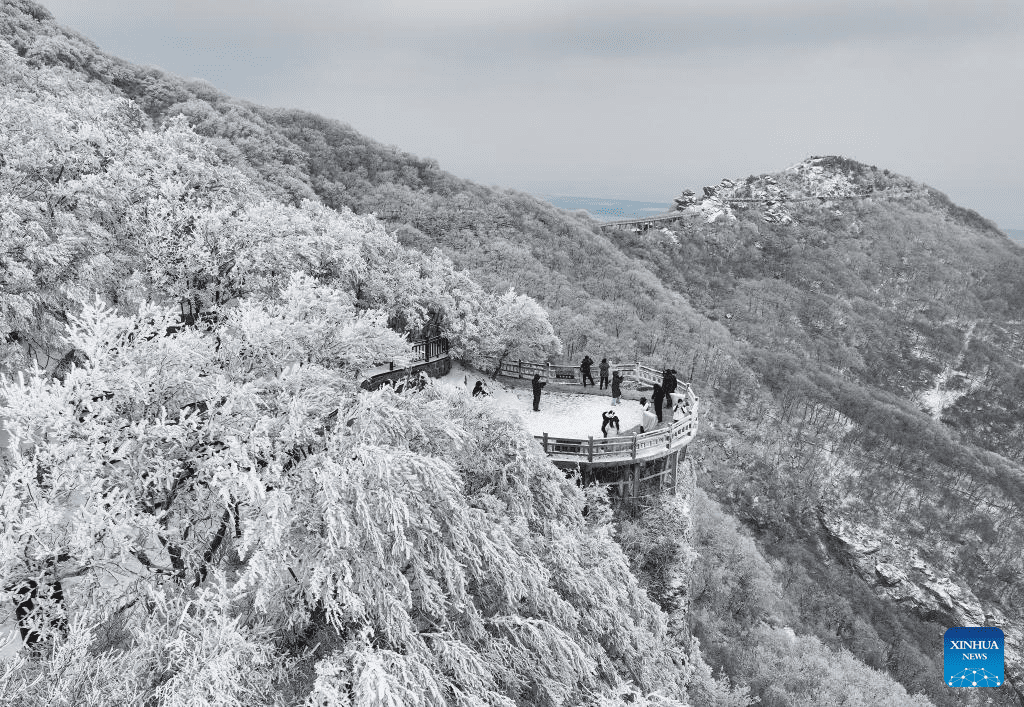 People enjoy rime scenery at Yuntaishan Mountain in Jiangsu, E China-6