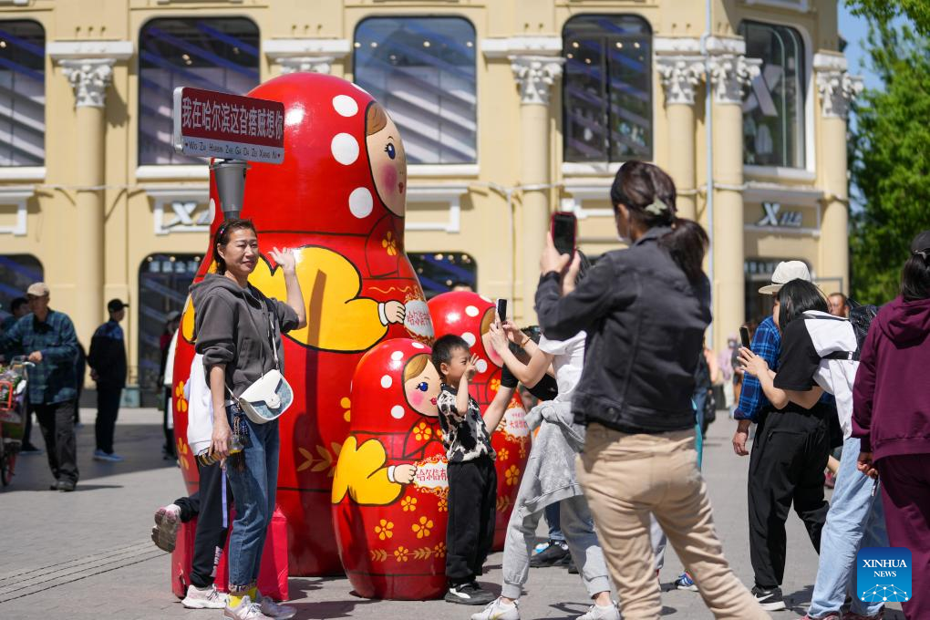 Tourists enjoy May Day holiday across China-4