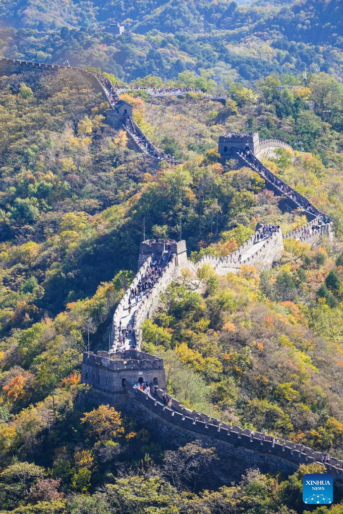 Autumn scenery of Mutianyu section of Great Wall in Beijing-1