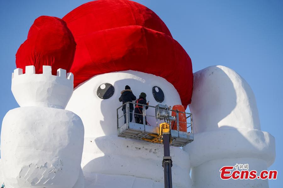 Landmark snowman under construction in NE China-4