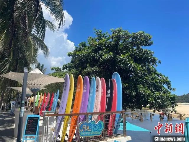 Small village in S China's Hainan turns into popular surfing destination-2