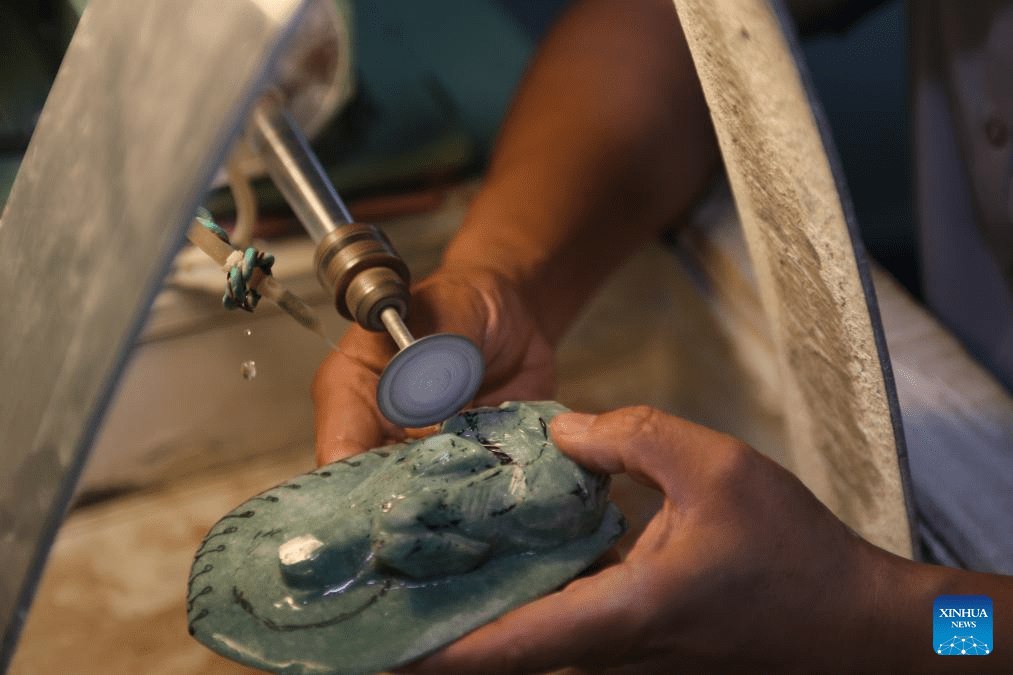 Pic story: inheritor of jade carving art in Beijing-10