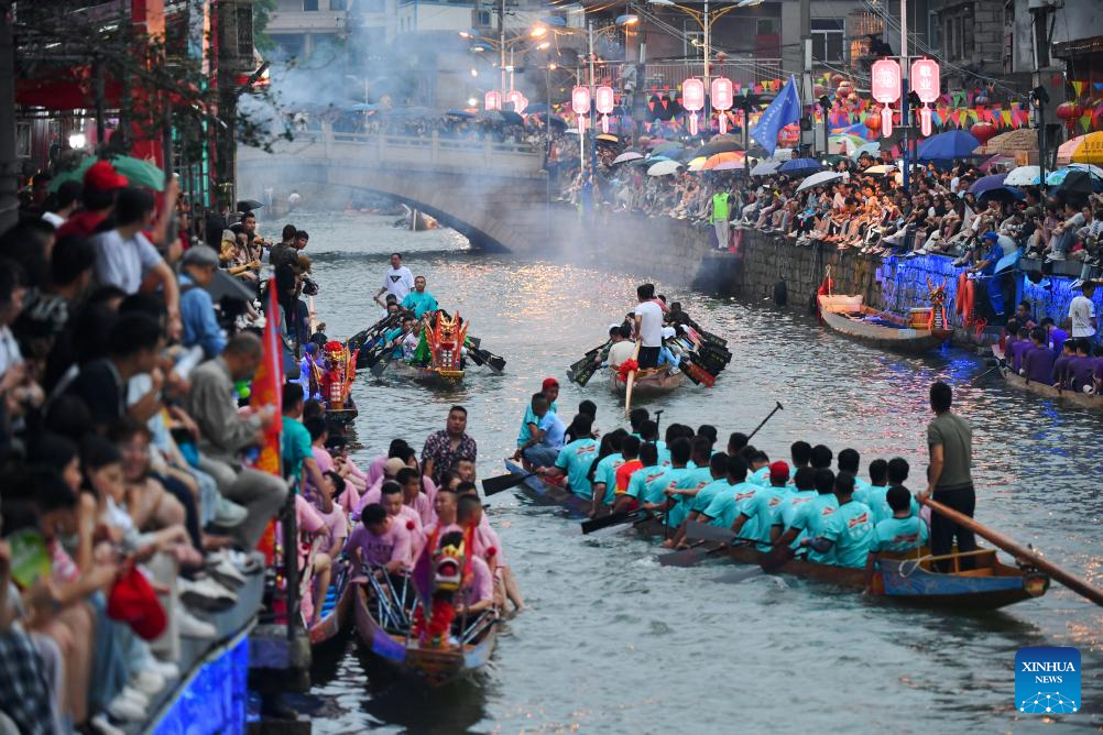 Nighttime dragon boat race held to celebrate Dragon Boat Festival in China's Fujian-13