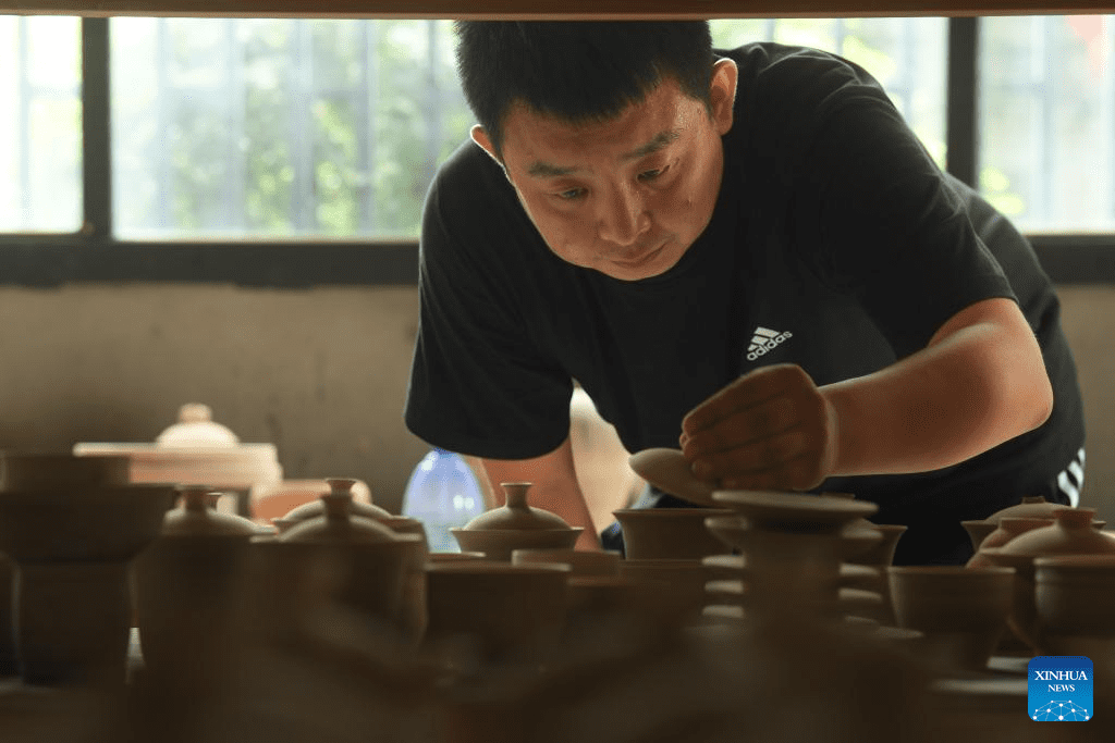 Young porcelain artisan revives celadon ware in ancient Shabu Kiln style-9