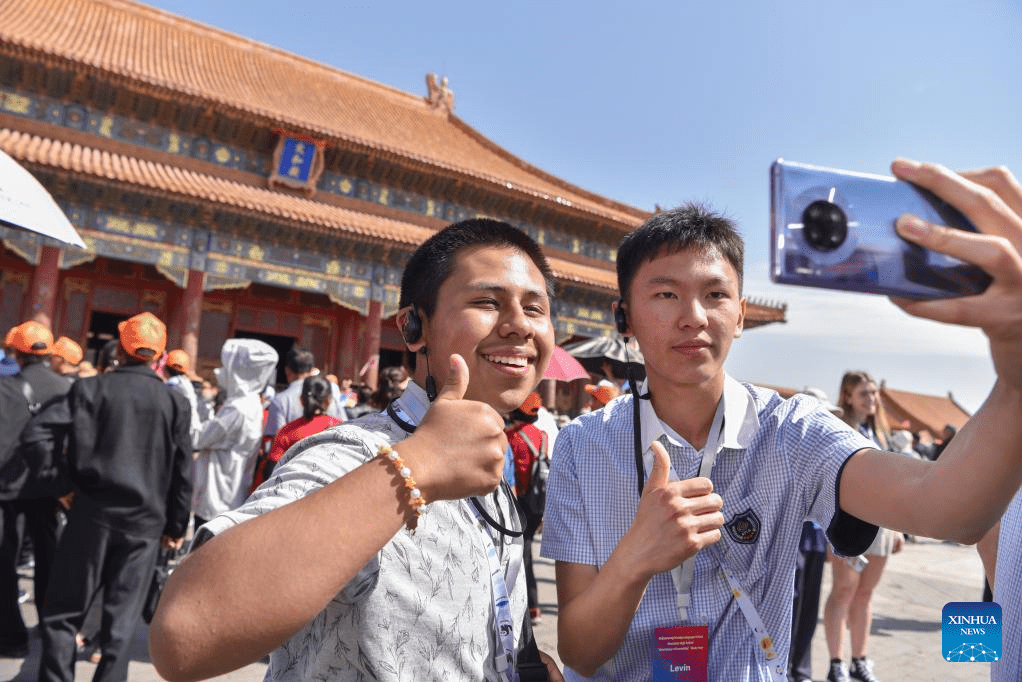 Feature: Chinese, American high school students forge friendships through diverse exchanges-3