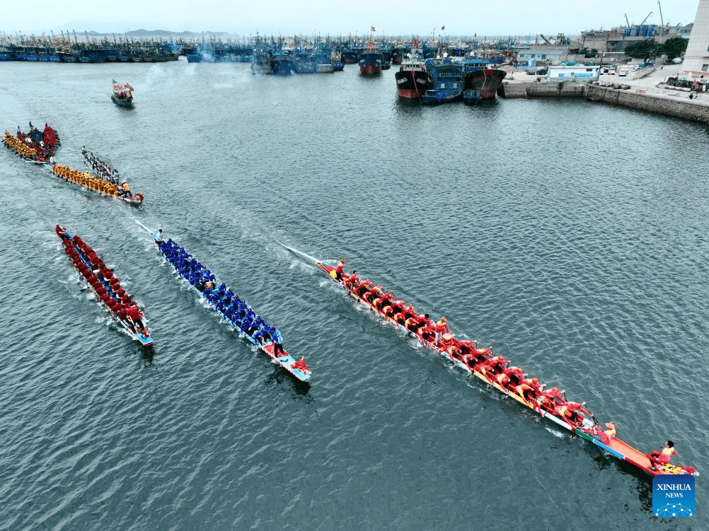 Contestants participate in dragon boat race in Lianjiang County, China's Fujian-14