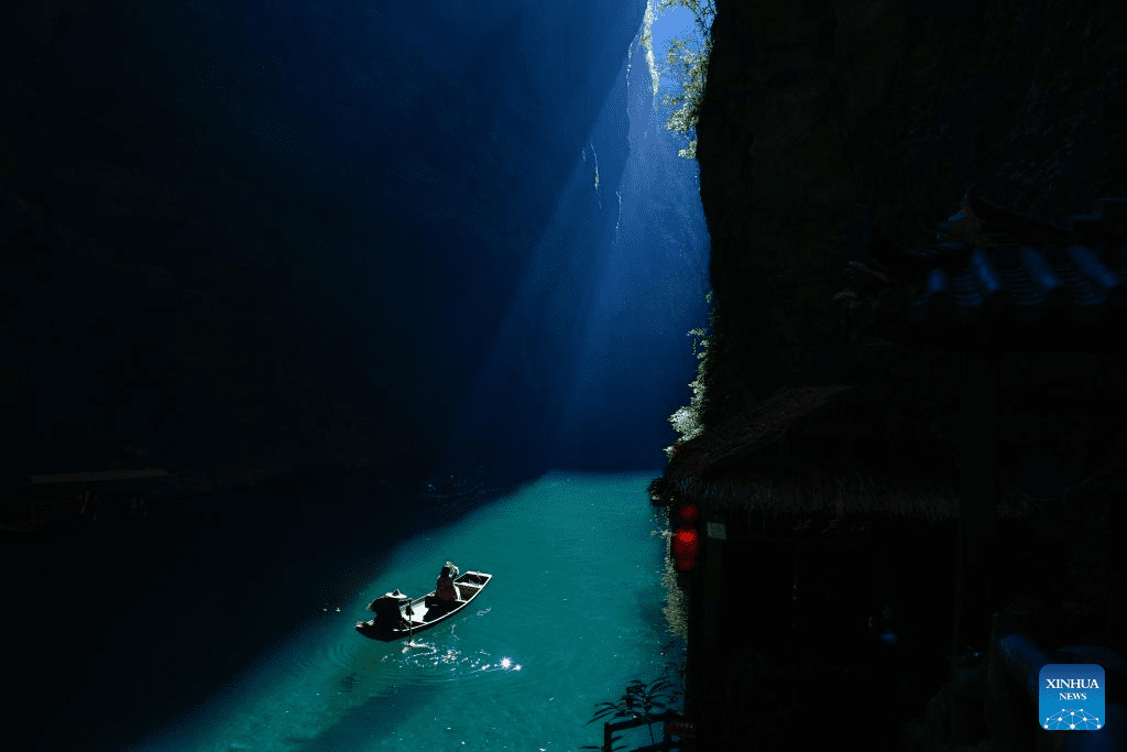 Tourists enjoy view of Pingshan canyon in Hefeng, C China's Hubei-4