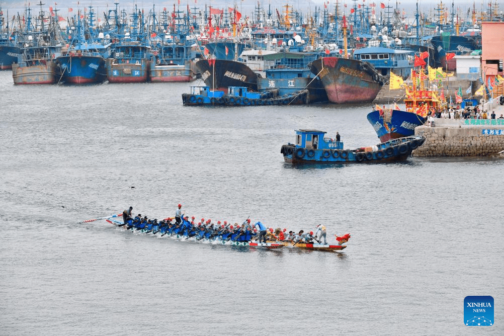 Contestants participate in dragon boat race in Lianjiang County, China's Fujian-2