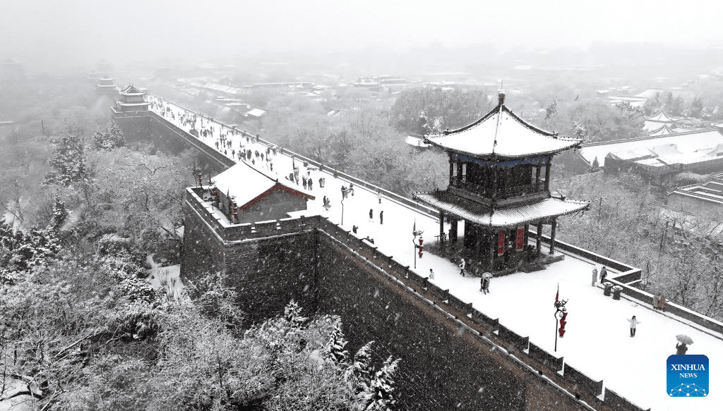 People enjoy snow scenery in Xi'an, NW China's Shaanxi-9