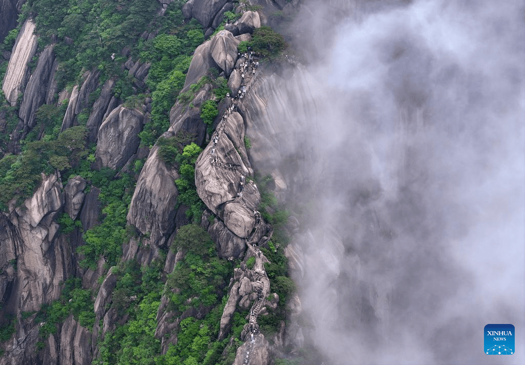 Tiandu peak attracts tourists in Huangshan Mountain scenic area, E China-2