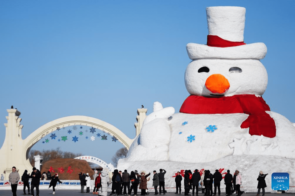 Snow Sculpture Art Expo park closed with rising of temperature-9