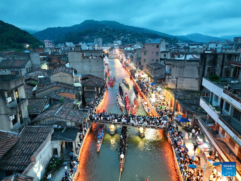 Nighttime dragon boat race held to celebrate Dragon Boat Festival in China's Fujian-7