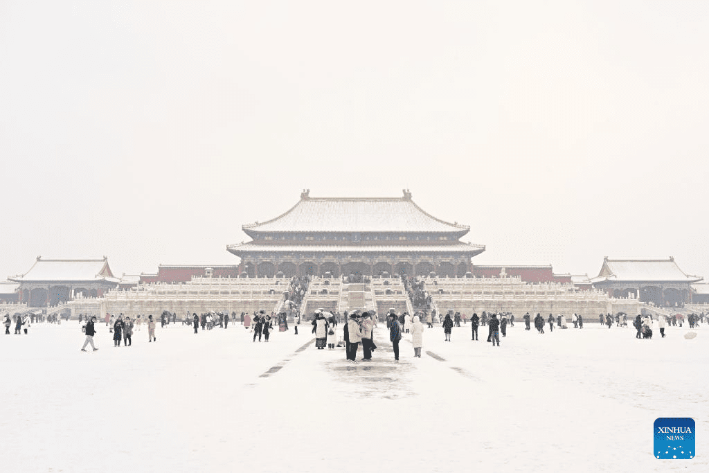 Tourists visit Palace Museum in snow in Beijing-12