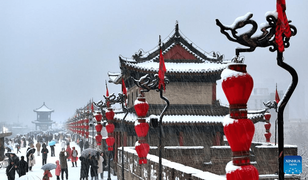 People enjoy snow scenery in Xi'an, NW China's Shaanxi-12