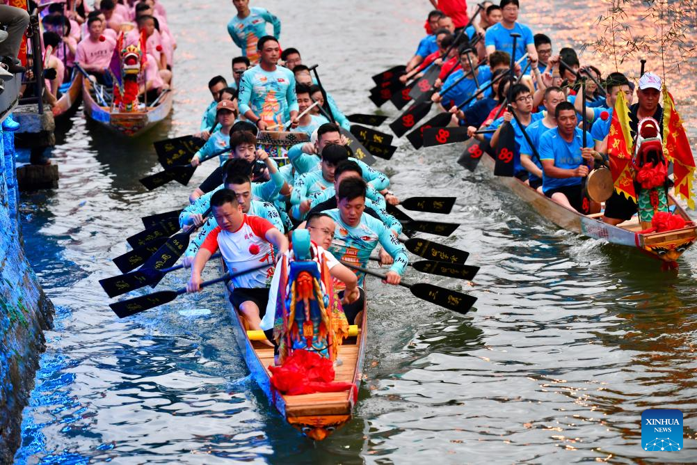 Nighttime dragon boat race held to celebrate Dragon Boat Festival in China's Fujian-2