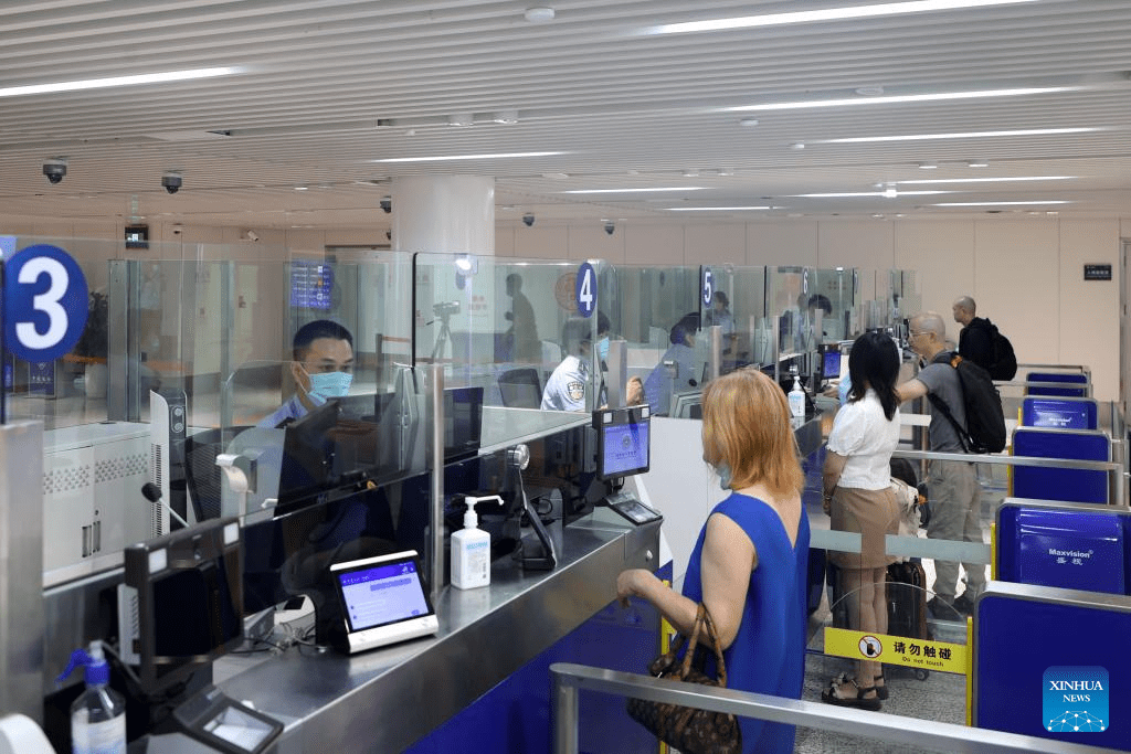 Foreign tourists enter China's Hainan visa-free-3