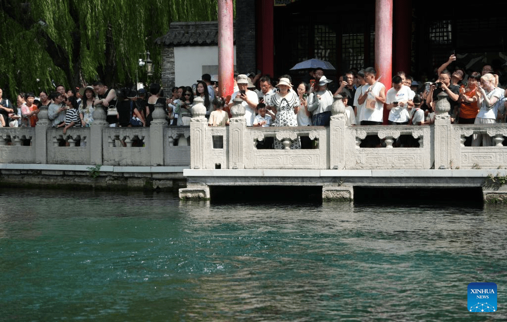 People visit Baotu Spring in Jinan, E China-3