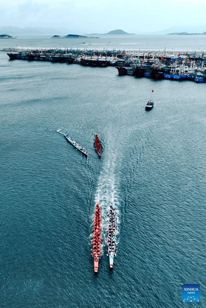 Contestants participate in dragon boat race in Lianjiang County, China's Fujian-9