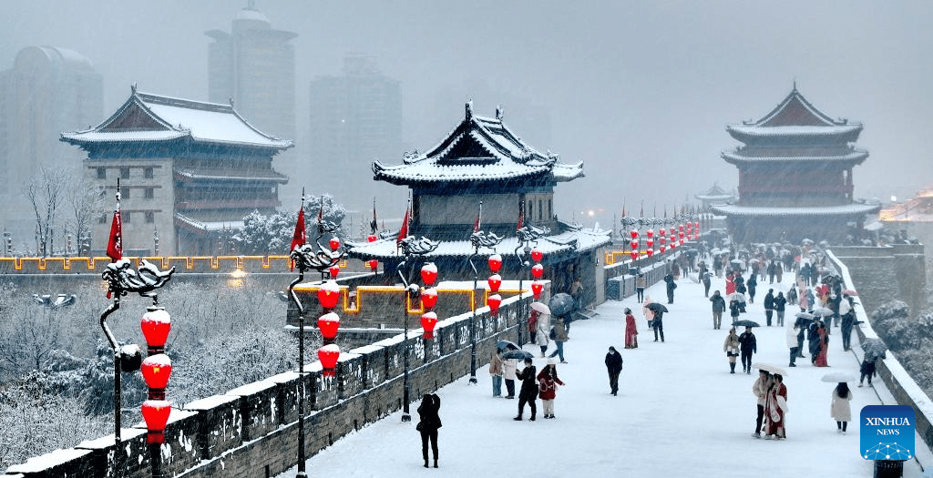 People enjoy snow scenery in Xi'an, NW China's Shaanxi-4