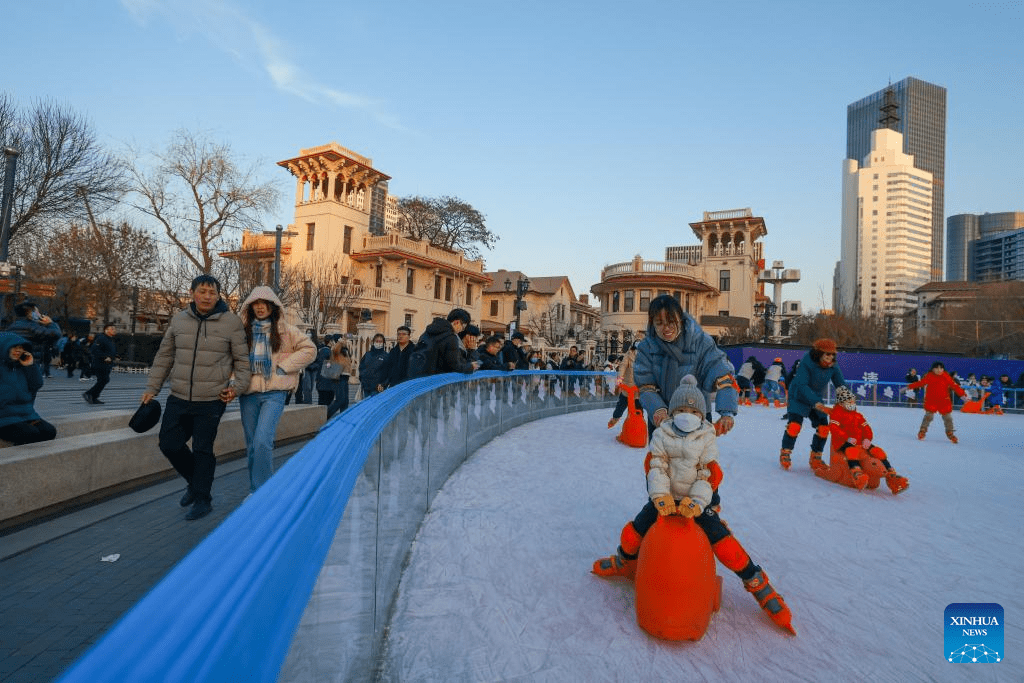 Ice rink opens to public in Tianjin, N China-5