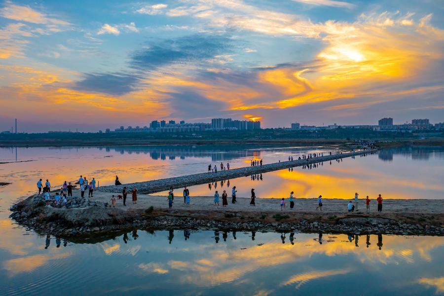 Salt lake in N China's Shanxi turns into tourist landmark-4