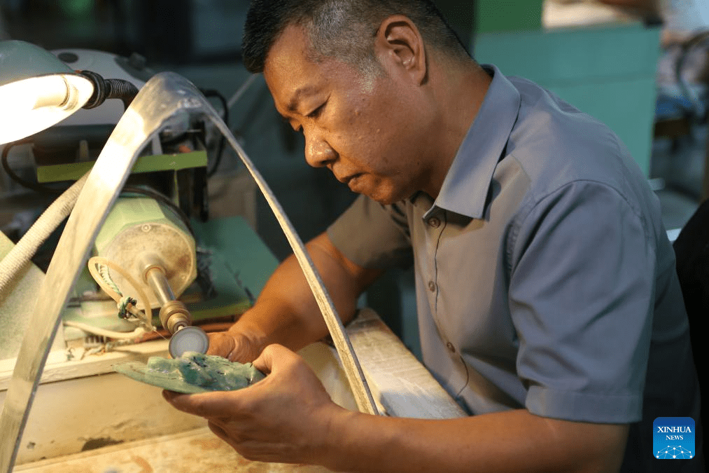 Pic story: inheritor of jade carving art in Beijing-15