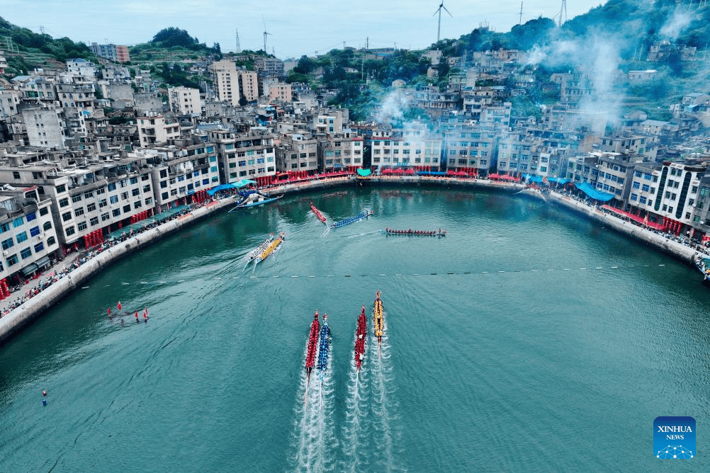 Contestants participate in dragon boat race in Lianjiang County, China's Fujian-11