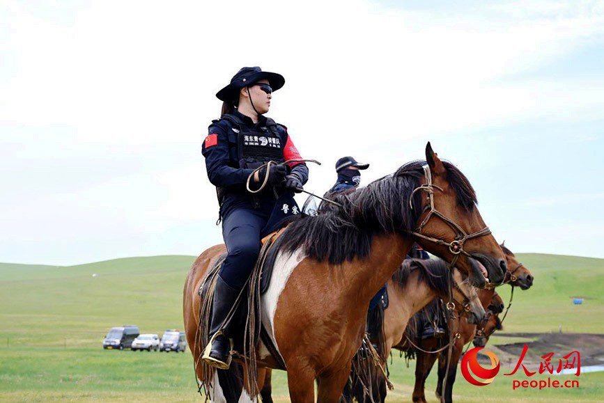 Mounted patrol team becomes a tourist attraction in N China's Inner Mongolia-3