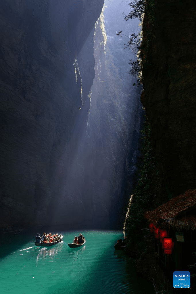 Tourists enjoy view of Pingshan canyon in Hefeng, C China's Hubei-5