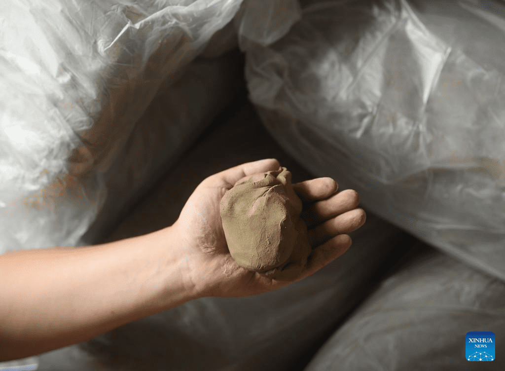 Young porcelain artisan revives celadon ware in ancient Shabu Kiln style-6