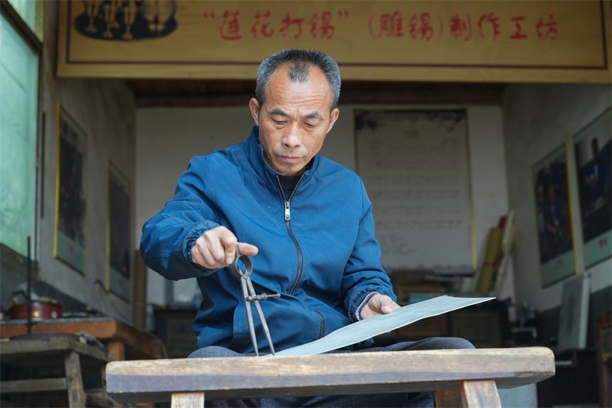 Inheritor passes on tin carving techniques in China's Jiangxi-1