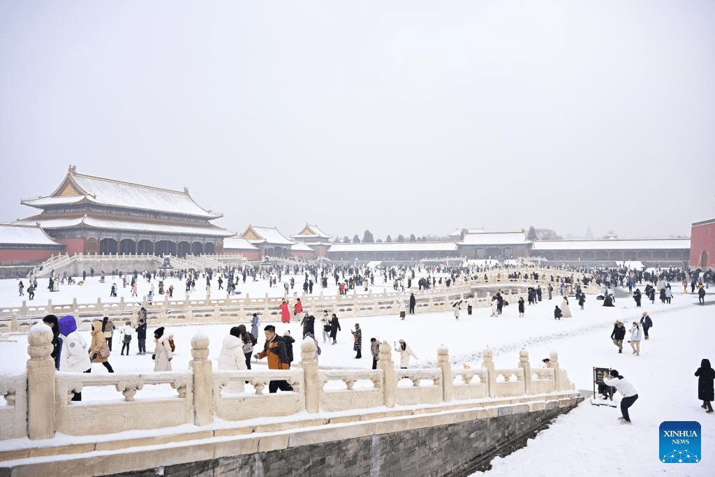 Tourists visit Palace Museum in snow in Beijing-16